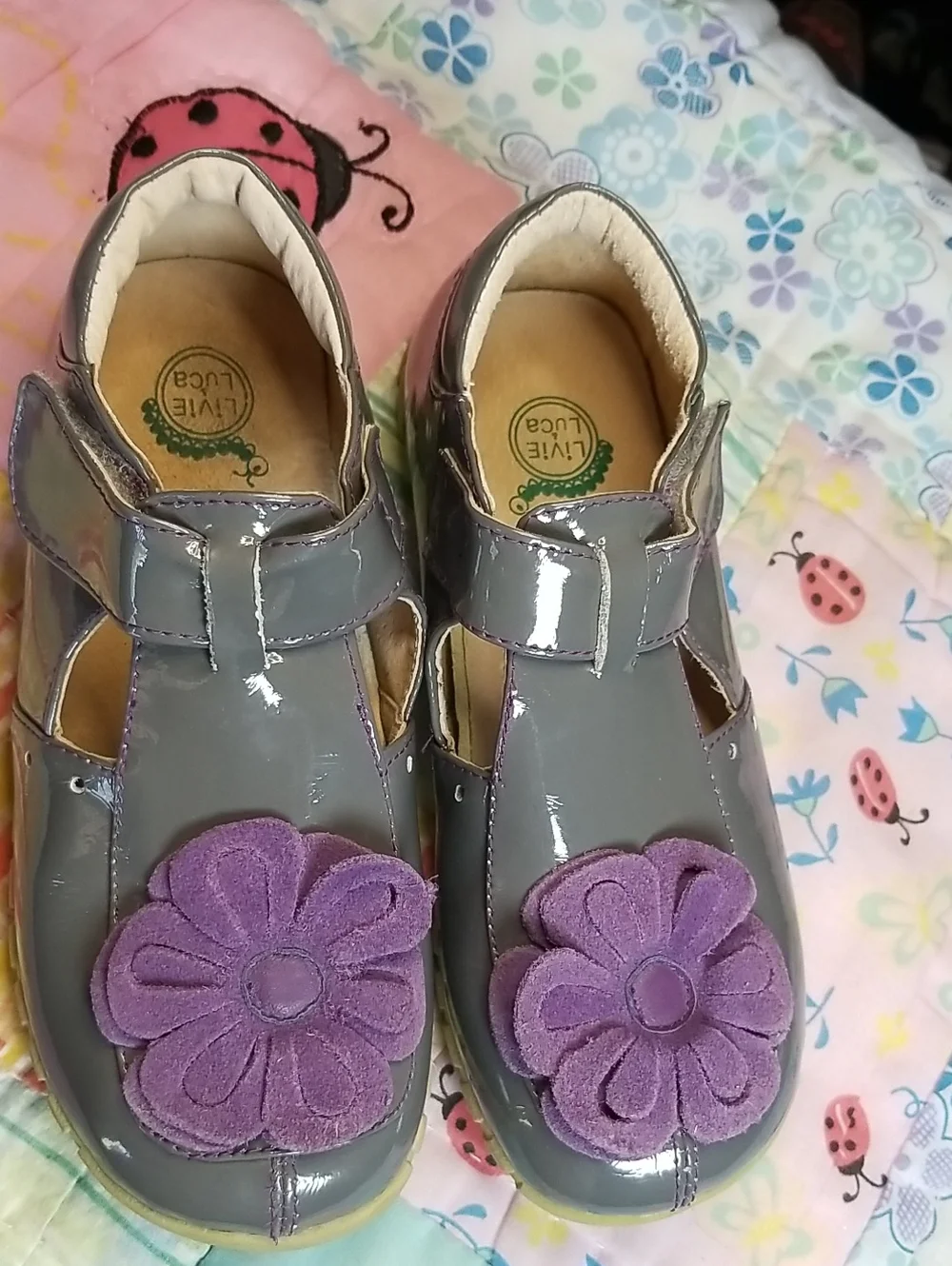 Livie & Luca Grey Patent Leather T-Strap Sandals w/Purple Suede Flowers Size 1 Y